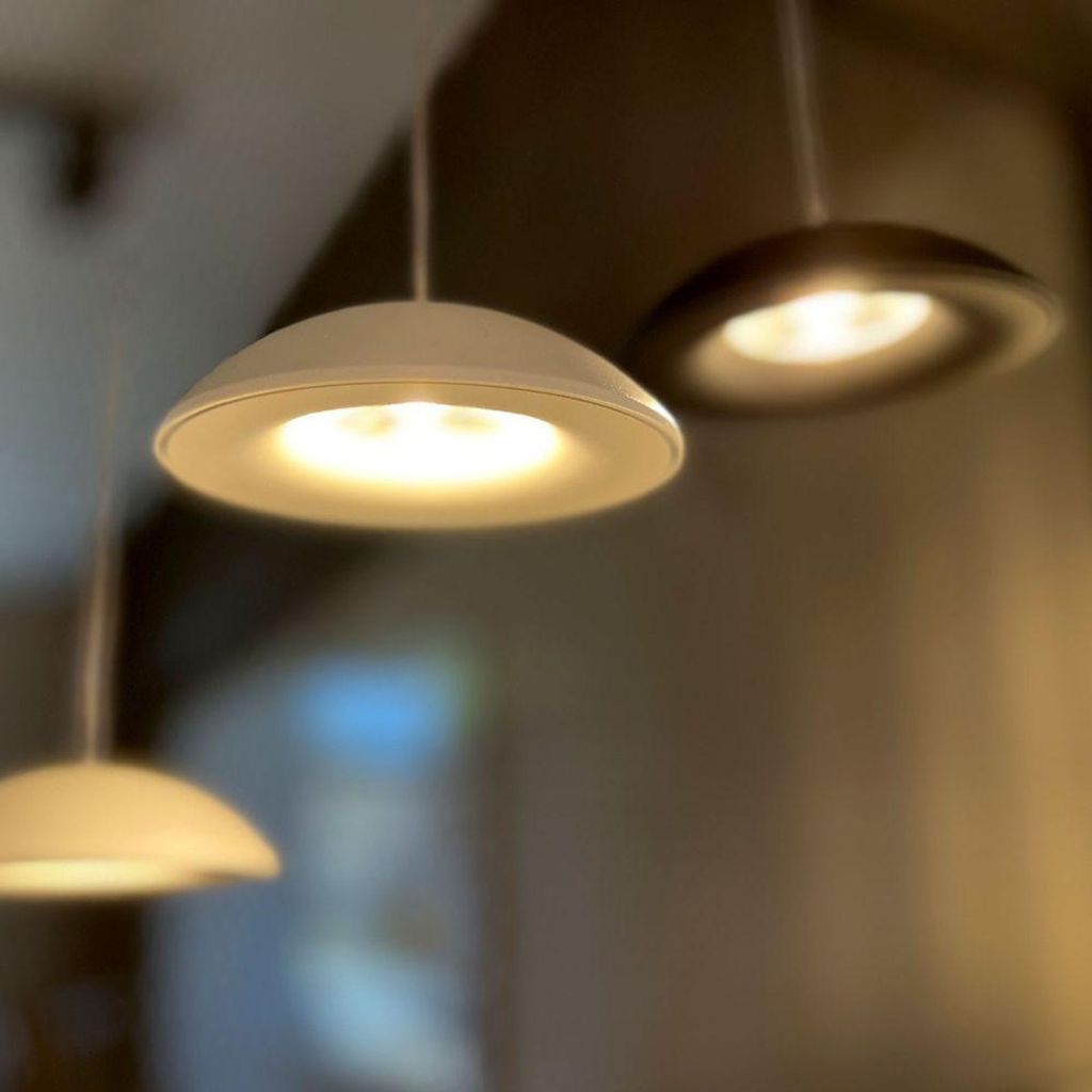 s.luce Santa Air LED Esszimmer-Pendelleuchte 8-flammig Ø 80cm Baldachin Schwarz 8-Flammig Halbrund