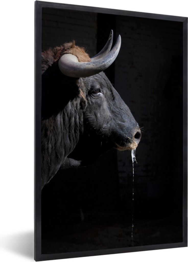 MuchoWow Gerahmtes Poster Ein schwarzer Stier mit Hörnern auf schwarzem Hintergrund 60x90 cm - Poster mit Schwarzem Bilderrahmen Wandposter Rahm...