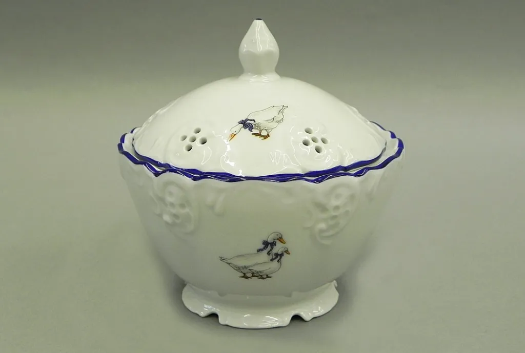 Boîte en porcelaine de Bohême Leander 12,5 cm, motif oies traditionnelles
