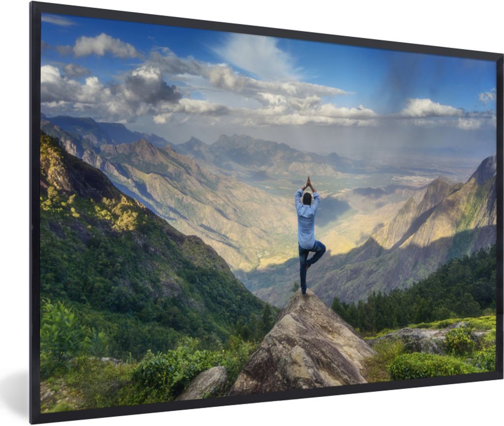 MuchoWow Gerahmtes Poster Ein Mann praktiziert Yoga auf einem Berggipfel 30x20 cm - Poster mit Schwarzem Bilderrahmen Wandposter Rahmen Foto Bild...