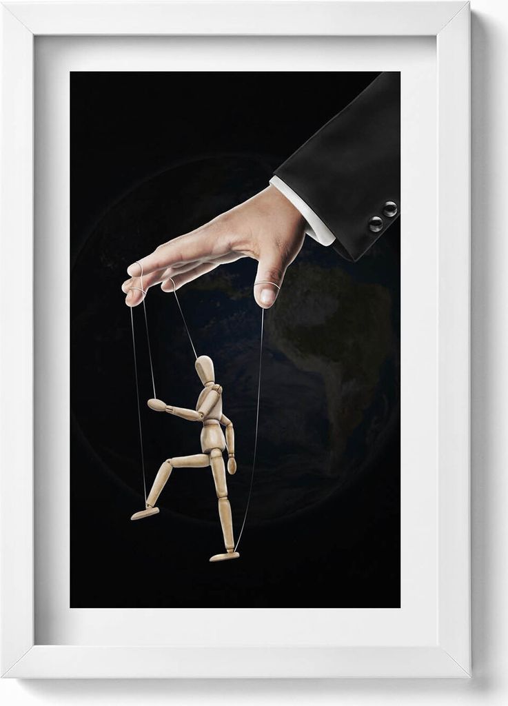 Eine Hand steuert eine Marionette– Wandbild mit Rahmen – Gerahmtes Bild – Wanddekoration – 20x30 cm – Weiß