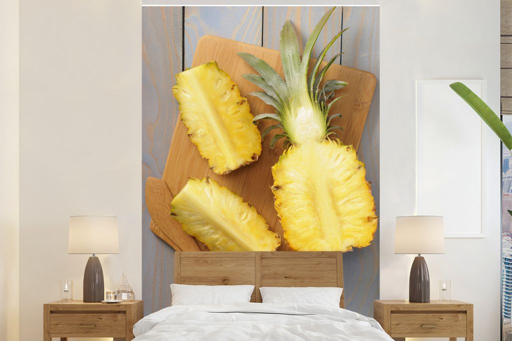MuchoWow Fototapete für Wohnzimmer oder Schlafzimmer Wandtapete Vinyl Motivtapete Ananas - Schneidebrett - Tisch - 200x300 cm - Wanddekorationen