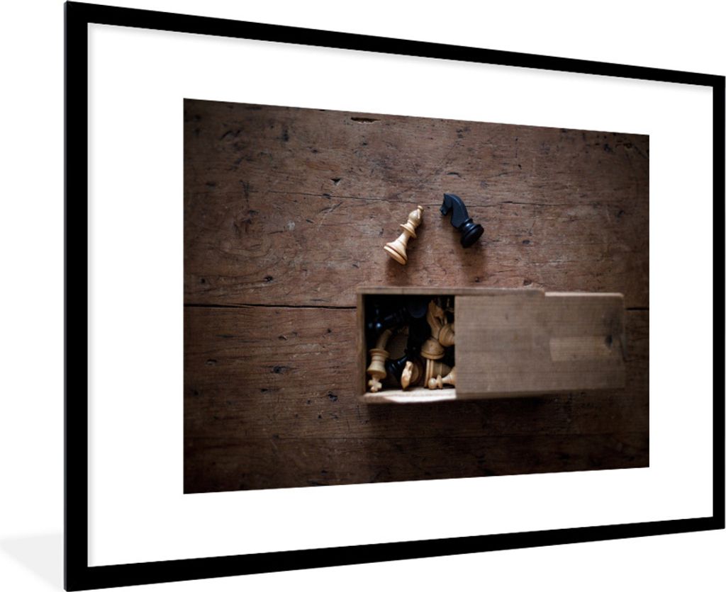 MuchoWow Gerahmtes Poster Ein Schachspiel auf einer Tischplatte aus Eiche 90x60 cm - Poster mit Schwarzem Bilderrahmen Wandposter Rahmen Foto Bil...