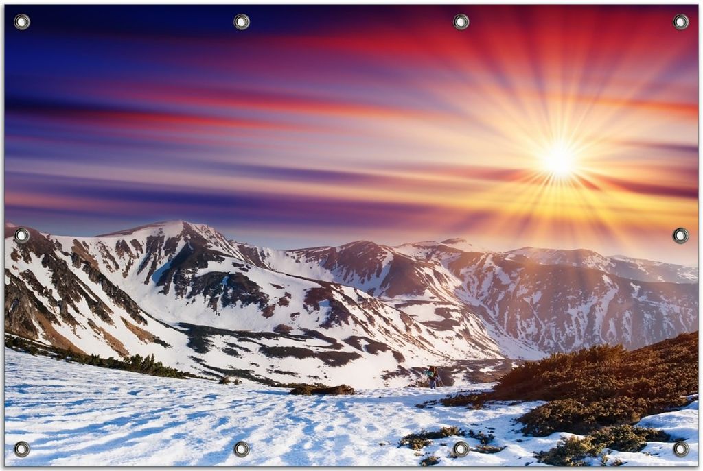 Wallario Outdoor-Poster für Garten oder Balkon, Motiv Farbenfroher Sonnenuntergang im Winter - Schnee in den Bergen, in ca. 80 x 120 cm