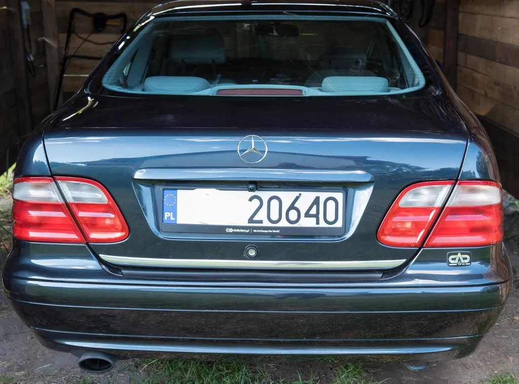 Rénover le coffre de Mercedes CLK C208 - Cache rayures chrome brillant - 5