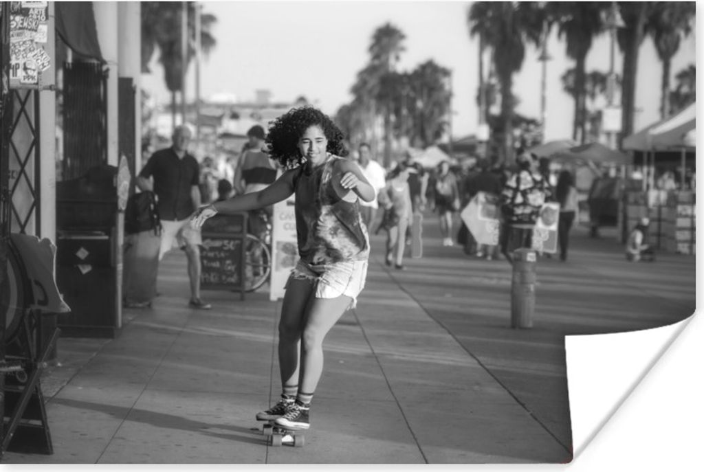 MuchoWow Poster Eine junge Frau fährt mit dem Skateboard auf dem Gehweg - schwarz und weiß 60x40 cm - Schlafzimmerdekoration