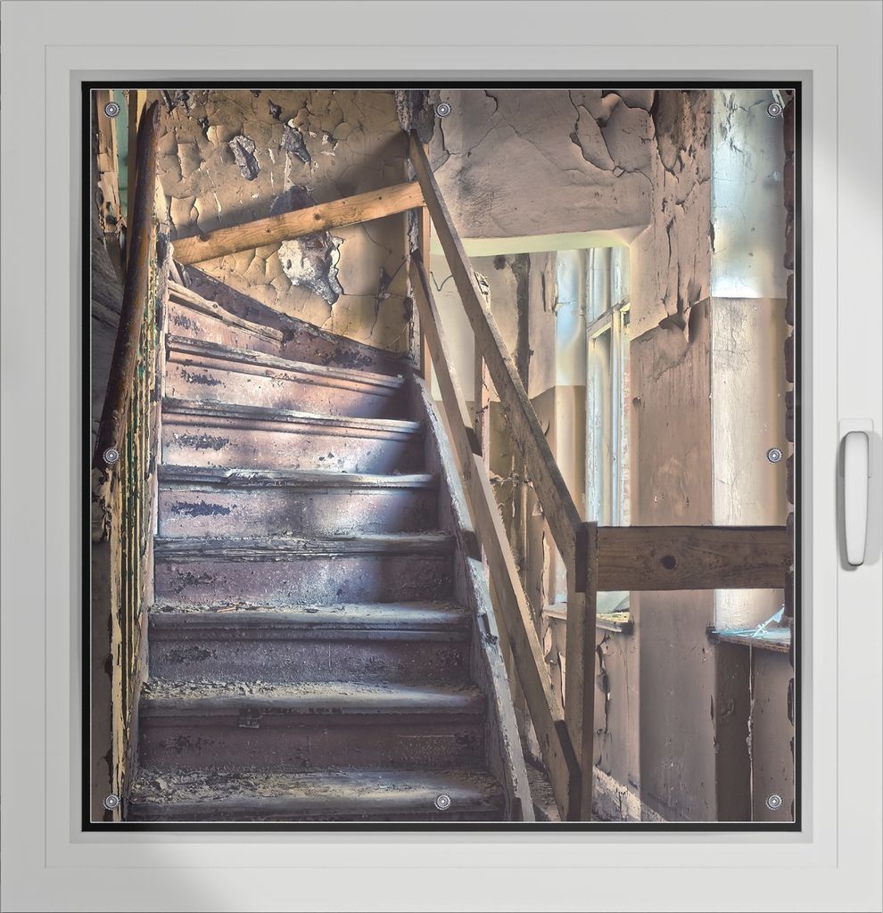 Wallario Lichtschutzbild, Dekorativer Sichtschutz Sonnenschutz 96 x 93 cm mit Motiv: Treppe in einem alten Haus - Verdunklung ohne Bohren