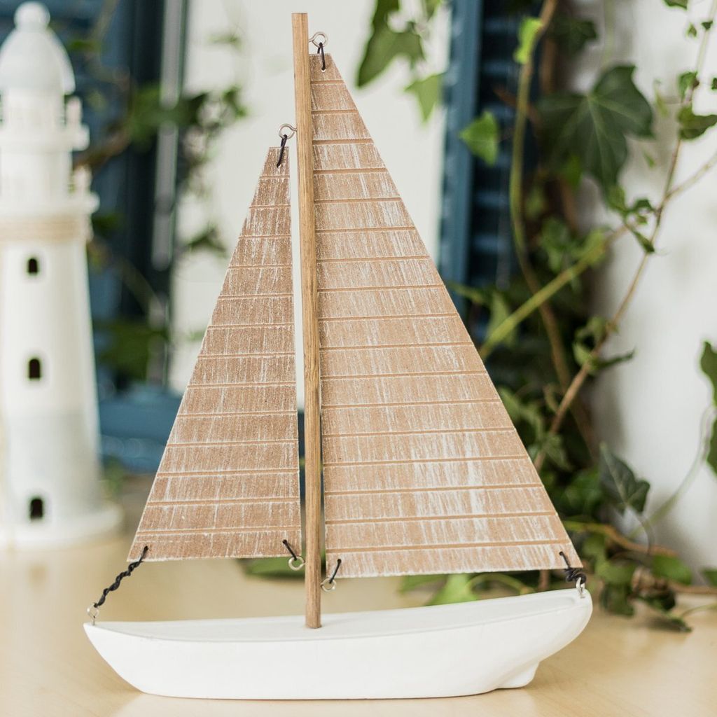 Dekoratives Segelschiff, Einmaster zur maritimen Gestaltung, Yolle aus MDF