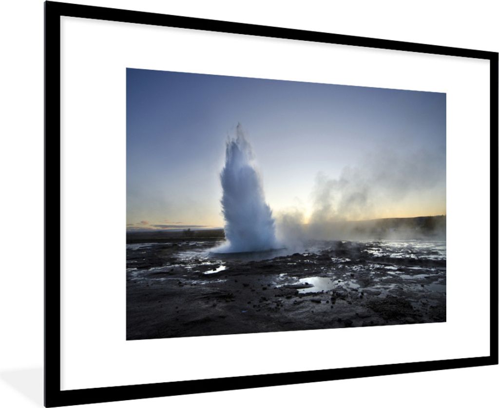 MuchoWow Gerahmtes Poster Ein nebliger Blick auf den Geysir in Island 90x60 cm - Poster mit Schwarzem Bilderrahmen Wandposter Rahmen Foto Bilder ...