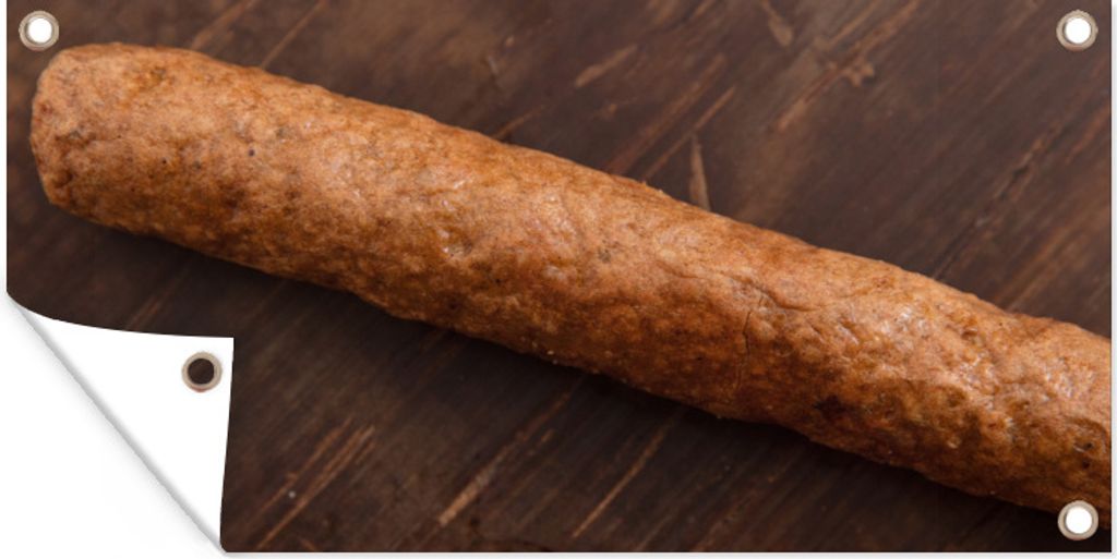 MuchoWow 160x80 cm Outdoor-Poster Gartendeko Sichtschutz Garten Poster für den Garten Ein leckerer Frikandel auf einem hölzernen Hintergrund