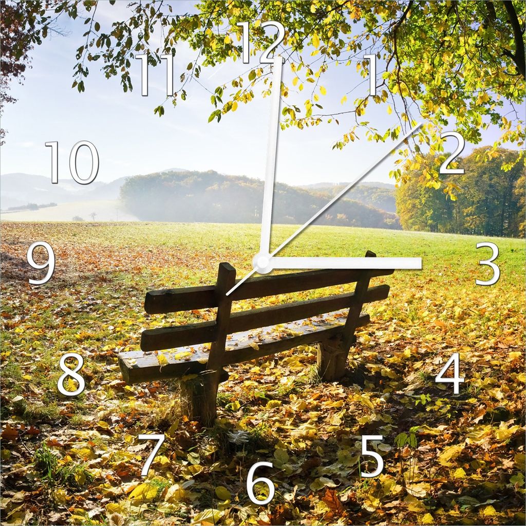 Wallario Design Wanduhr Idyllische Holzbank in den Bergen aus Echtglas, Größe 30 x 30 cm
