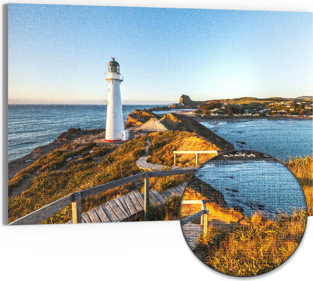DEQORI Hybrid Leinwand Bild 90x60 cm 'Leuchtturm Idylle' Produktbild 