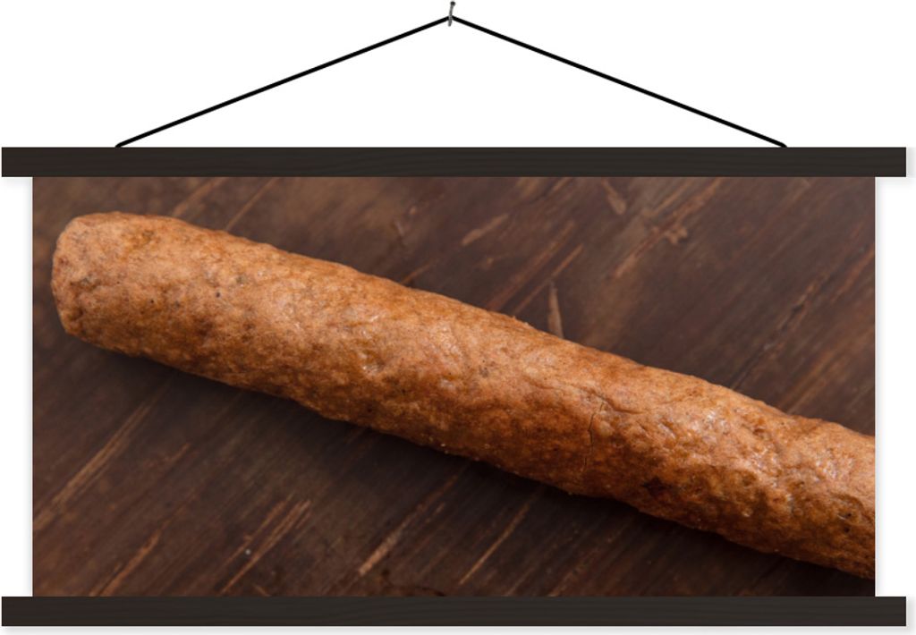 MuchoWow Textilposter Ein leckerer Frikandel auf einem hölzernen Hintergrund 90x45 cm mit schwarzem Rahmen - Klemmleisten