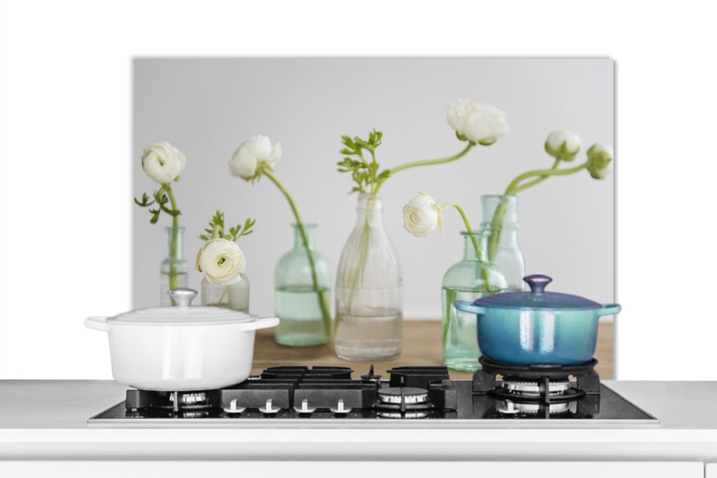 KitchenYeah Spritzschutz Küche - Küchenrückwand - Wandschutz für Herd und Spüle - Weiße Ranunkelblüten in Glasvasen 90x60 - Alu-Dibond (Al...