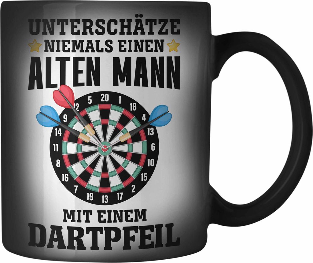 Trendation - Dart Farbwechsel Zauber-Tasse Unterschätze Niemals Einen Alten Mann Mit Einem Dartpfeil Spruch Männer Dart-Spieler Geschenkidee (Sch...