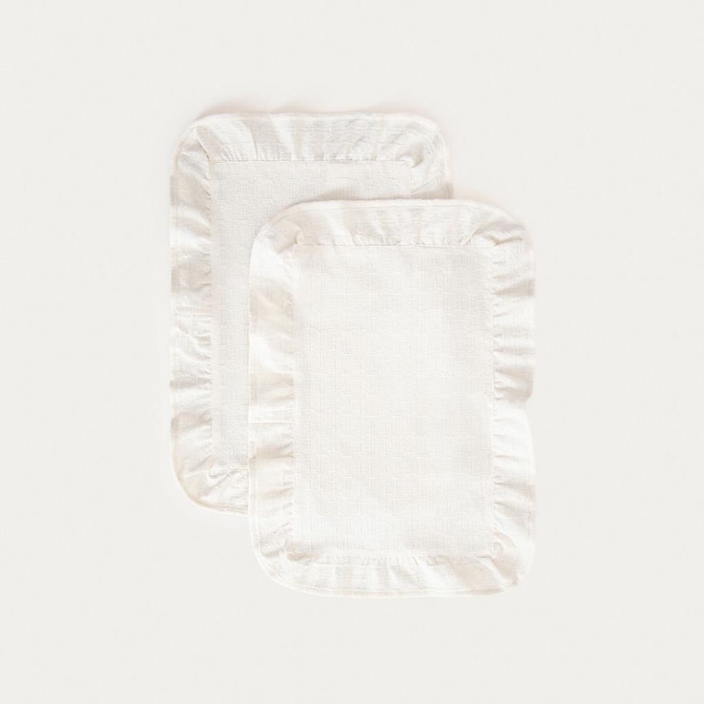 HOMLA KALIRA ecru Tischsets mit dekorativer Textur und Produktbild 