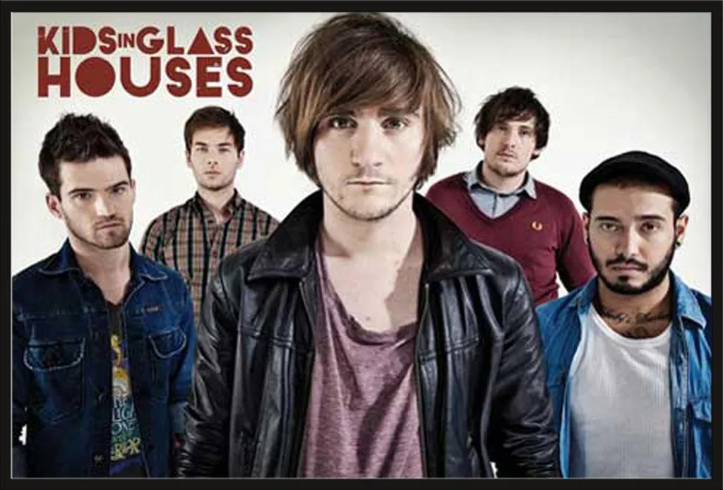 Poster Encadré Kids In Glass Houses Dirt - Cadre Noir Shinsuke Amovible