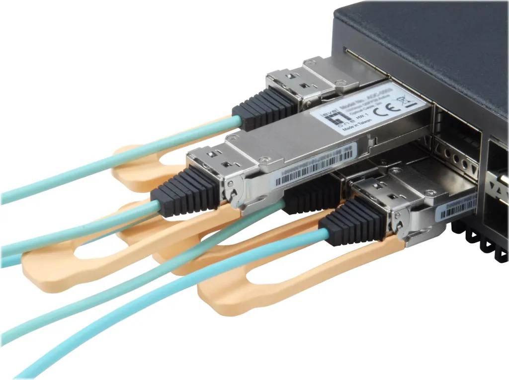 Câble 100Gbps QSFP28 LevelOne AOC-0501 Haute Performance de 1 mètre - 4