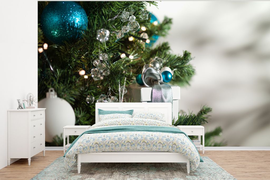 MuchoWow Fototapete für Wohnzimmer oder Schlafzimmer Wandtapete Vinyl Motivtapete Eine Nahaufnahme eines Weihnachtsbaums mit blauen und weißen ...