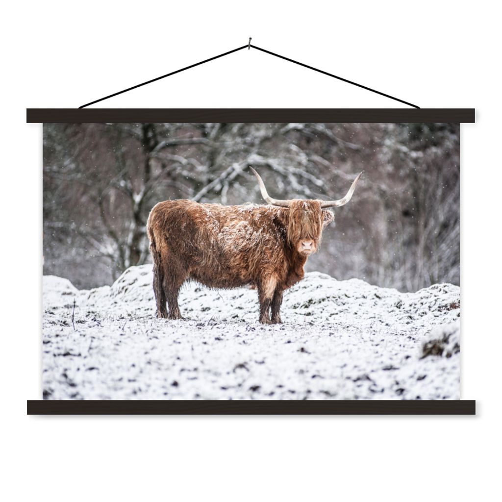 MuchoWow Textilposter Schottischer Highlander - Baum - Schnee 120x80 cm mit schwarzem Rahmen - Wanddeko