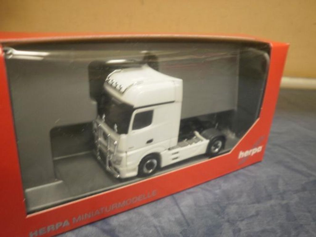 Herpa LKW MB Actros 11 Giga SZM Rammschutz+Lampenbügel weiß 301664-004