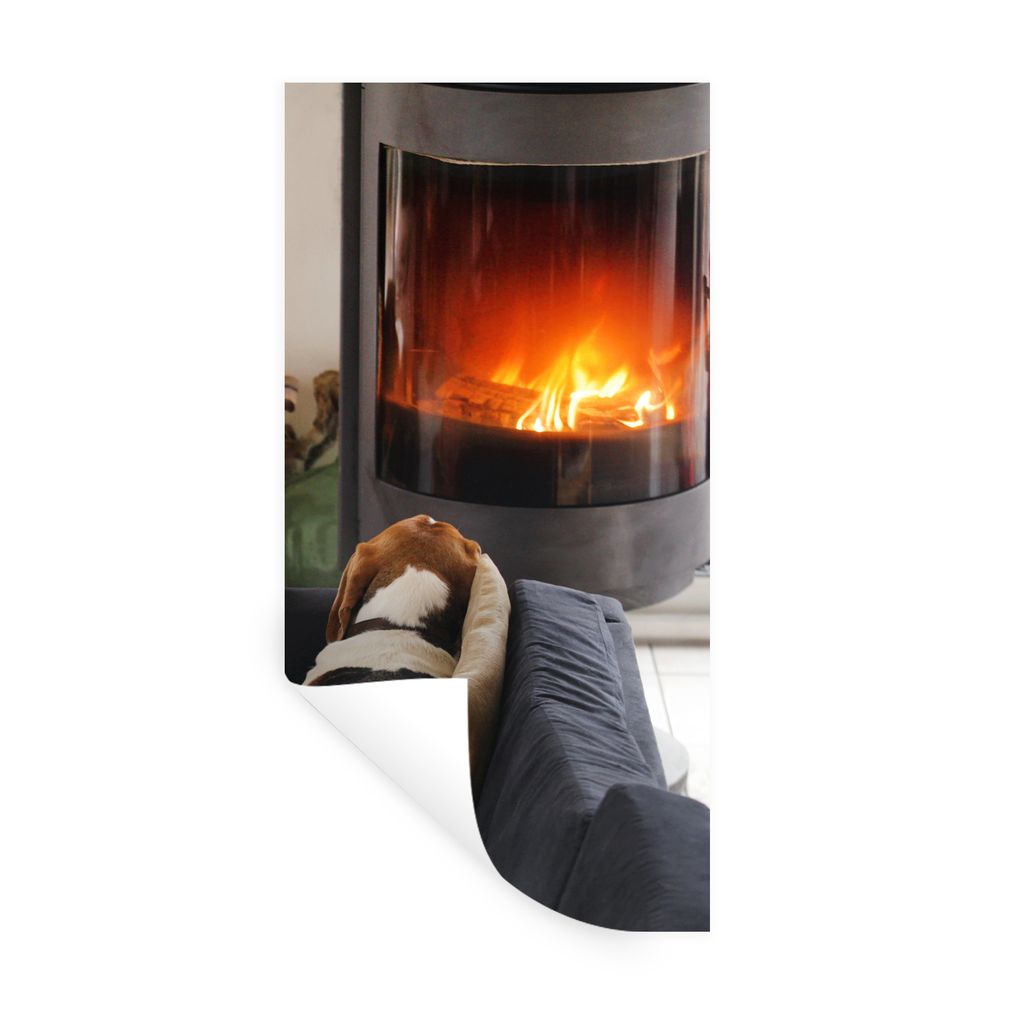 MuchoWow Wandtattoo Wandsticker Wandaufkleber Hund schaut auf eine Feuerstelle 60x120 cm Selbstklebend und Repositionierbar - Selbstklebend - Fot...