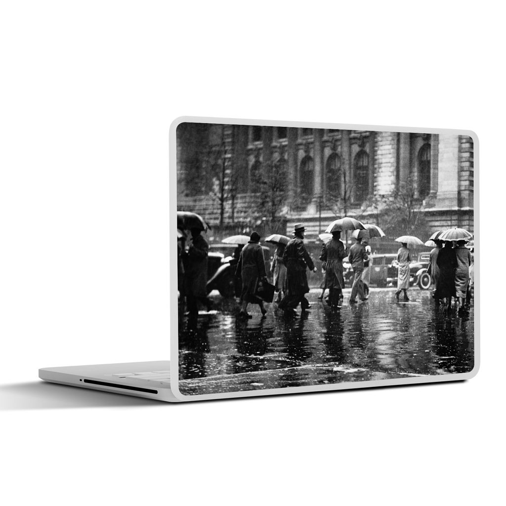 MuchoWow Laptop Aufkleber Sticker Cover Menschen auf der Straße im Regen in New York - schwarz und weiß 30x22 cm - Laptop-Sticker