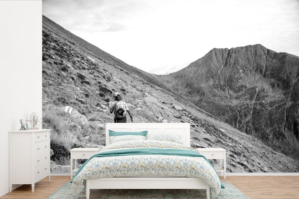 MuchoWow Fototapete für Wohnzimmer oder Schlafzimmer Wandtapete Vinyl Motivtapete Frau wandert durch die Berge in Rumänien - schwarz und weiß ...