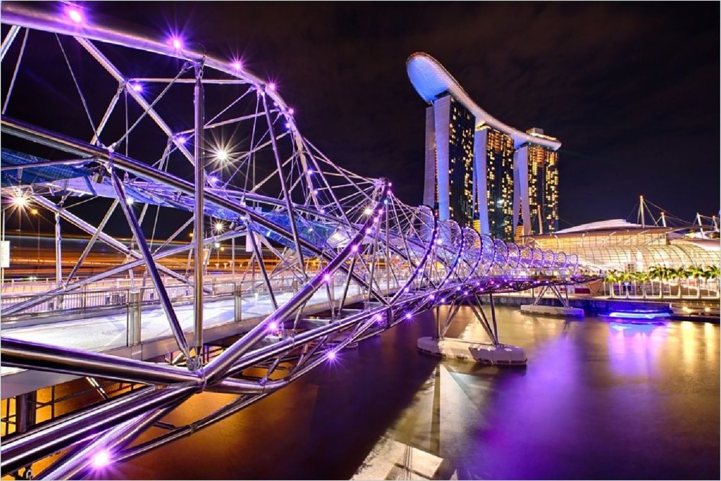Wallario Poster - Helix-Brücke in Singapur bei Nacht, Produktbild 
