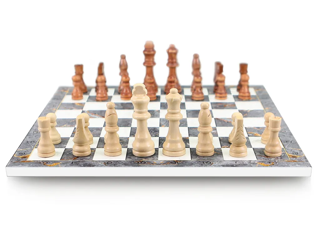 Jeu d'échecs déco en bois et marbre gris pour salon contemporain