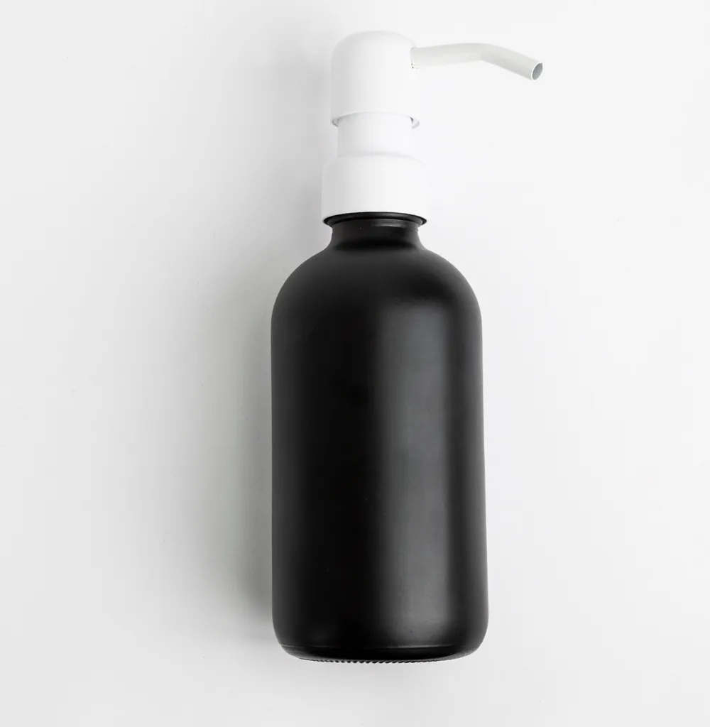 Natural Goods Berlin KLEAN dispenser di sapone con etichette, dispenser di sapone di alta qualità e ricaricabile per cucina e bagno, nero opaco, testa della pompa in acciaio inox bianco, 250 ml