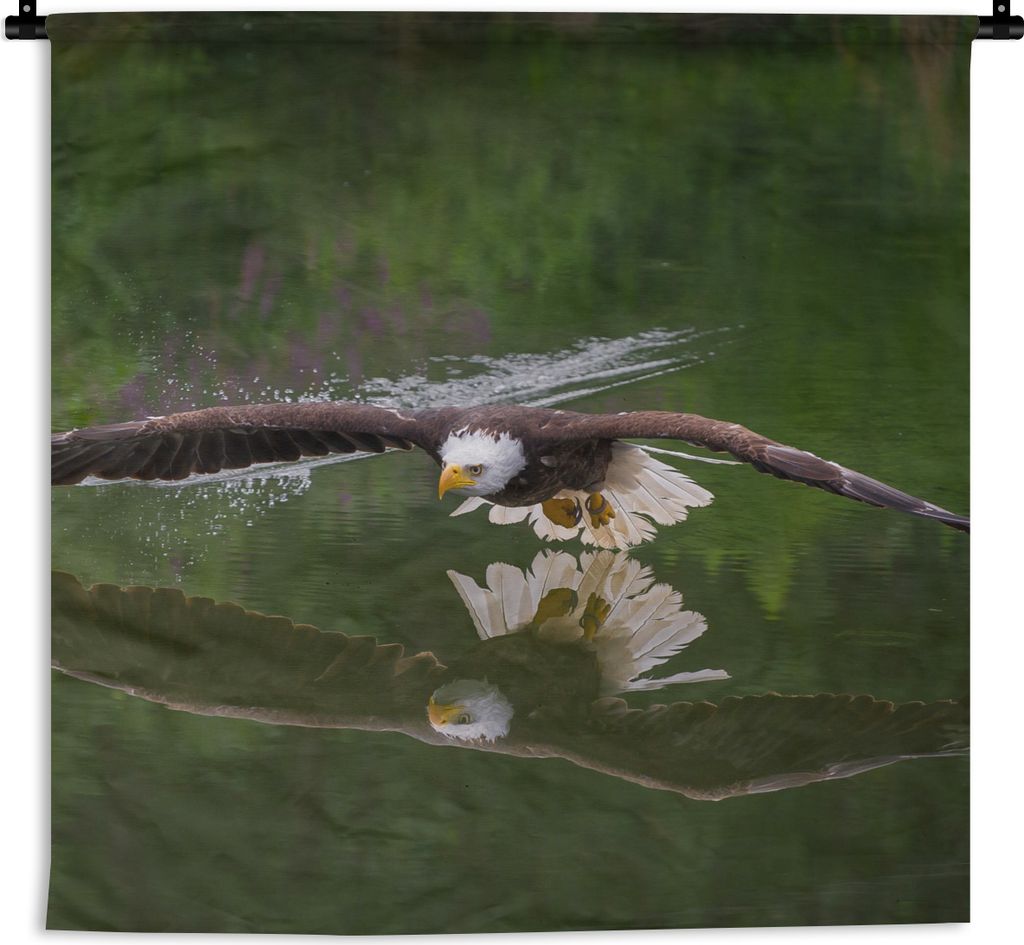 MuchoWow Wandteppich Wandbehang Ein Weißkopfseeadler fliegt sehr niedrig über dem Wasser 150x150 cm Tapisserie Dekoration Wandtuch - Wohnaccess...