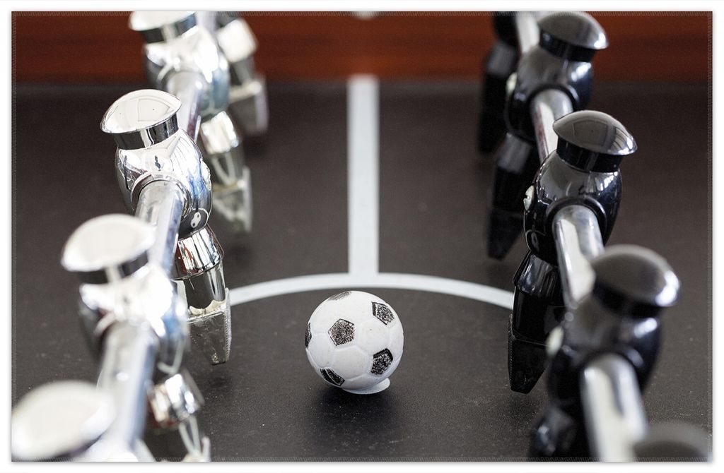 Wallario Premium Teppich, Größe 90 x 140 cm, Kicker-Tisch in Nahaufnahme - Ball in der Mitte