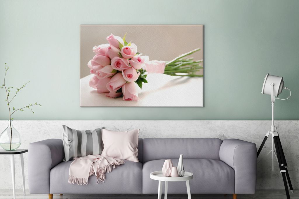 MuchoWow - Leinwandbilder - Ein Blumenstrauß aus rosa Rosen auf einem weißen Tisch, Wandbild, Wanddeko Bilder Wohnzimmer, 120x80 cm