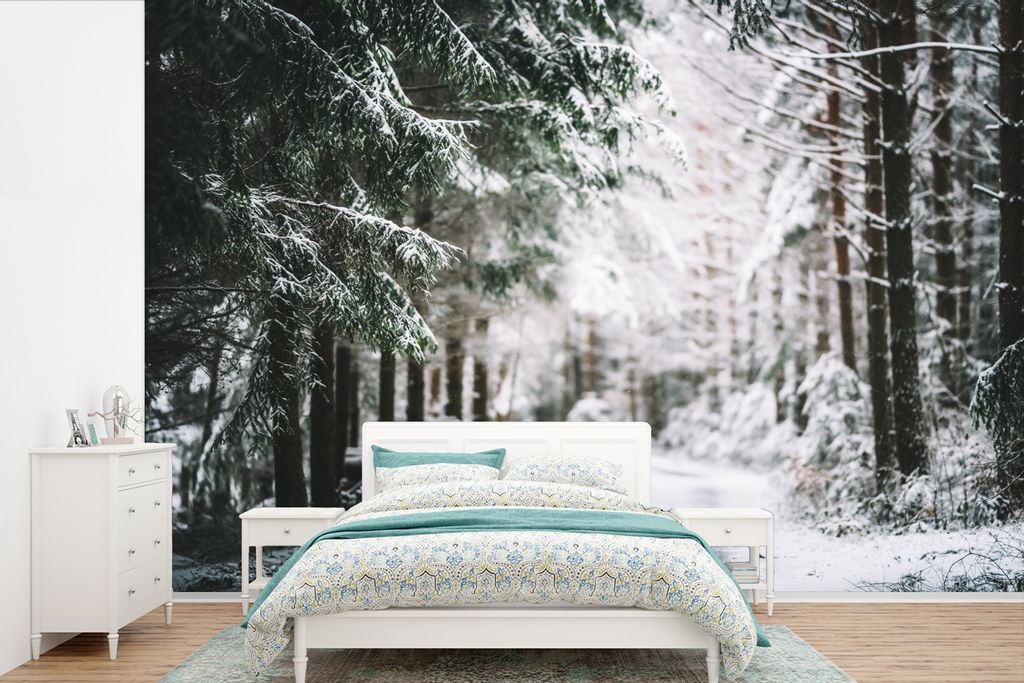 MuchoWow Fototapete für Wohnzimmer oder Schlafzimmer Wandtapete Vinyl Motivtapete Winterlandschaft inmitten eines Waldes - 360x240 cm - Vinyl-Ta...