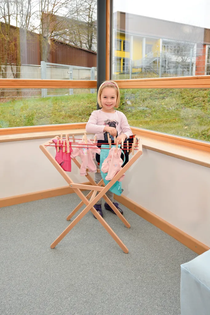 Petit étendoir à linge en bois naturel avec pinces intégrées EDUPLAY