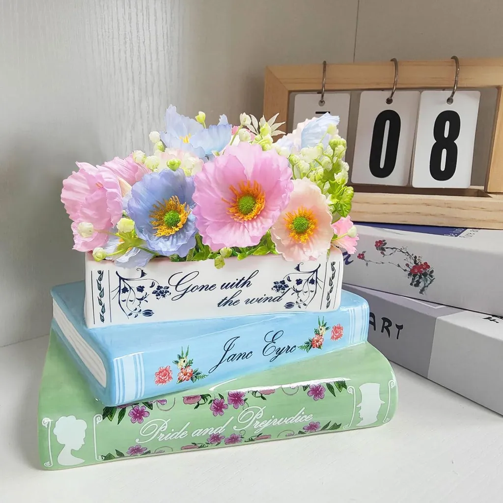 Petit vase livre céramique pour déco originale sur bureau encombré