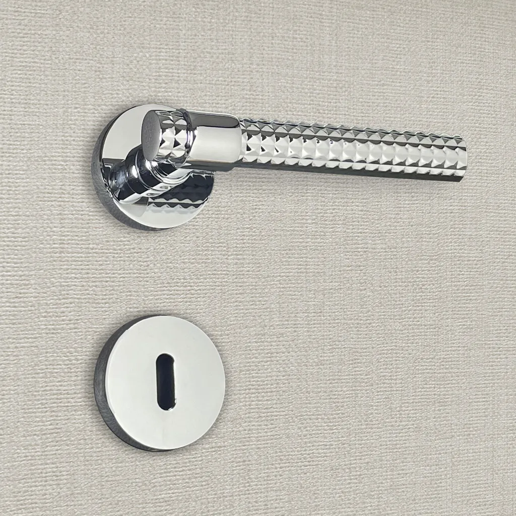 Sécurisez vos pièces avec style : poignée de porte design chrome Grazia