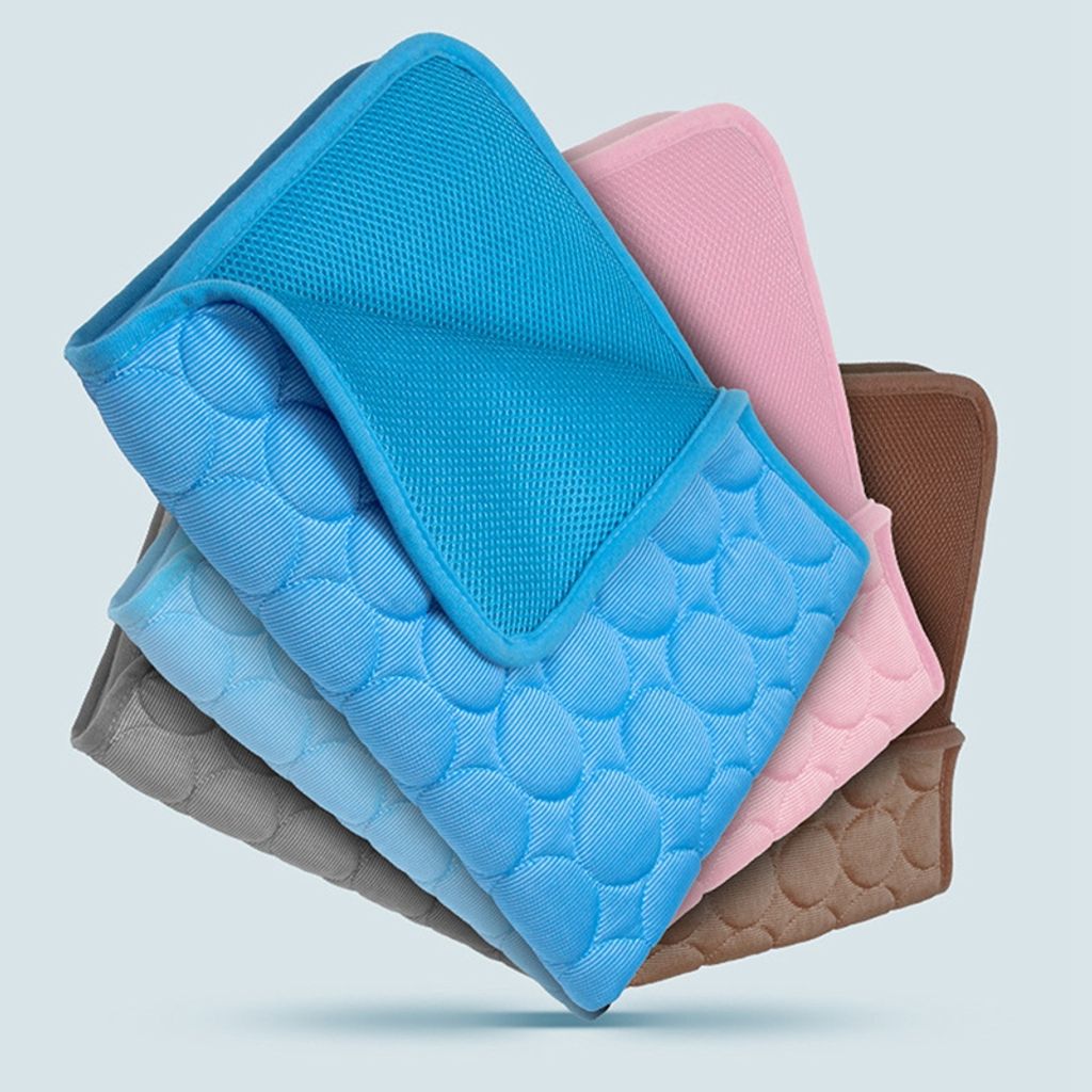 Kühlmatte Für Hunde – 107,7 X 71,1 Cm, Rutschfeste Unterseite, Waschbar, Mit Eisseide, Für Auto, Kiste & Zuhause