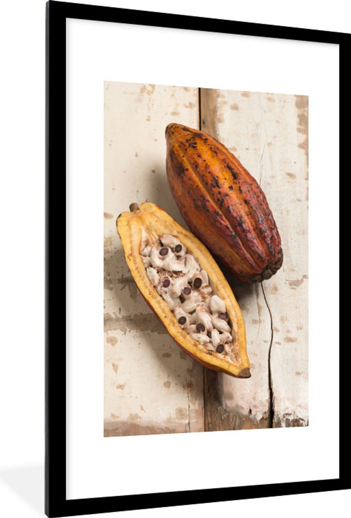 MuchoWow Gerahmtes Poster Tropische Kakaobohnen auf einem hölzernen Hintergrund 60x90 cm - Poster mit Schwarzem Bilderrahmen Wandposter Rahmen F...