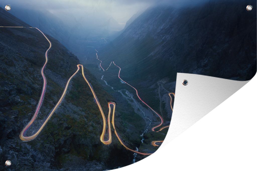 MuchoWow 90x60 cm Outdoor-Poster Gartendeko Sichtschutz Garten Poster für den Garten Die Trollstigen-Straße in Norwegen bei Nacht