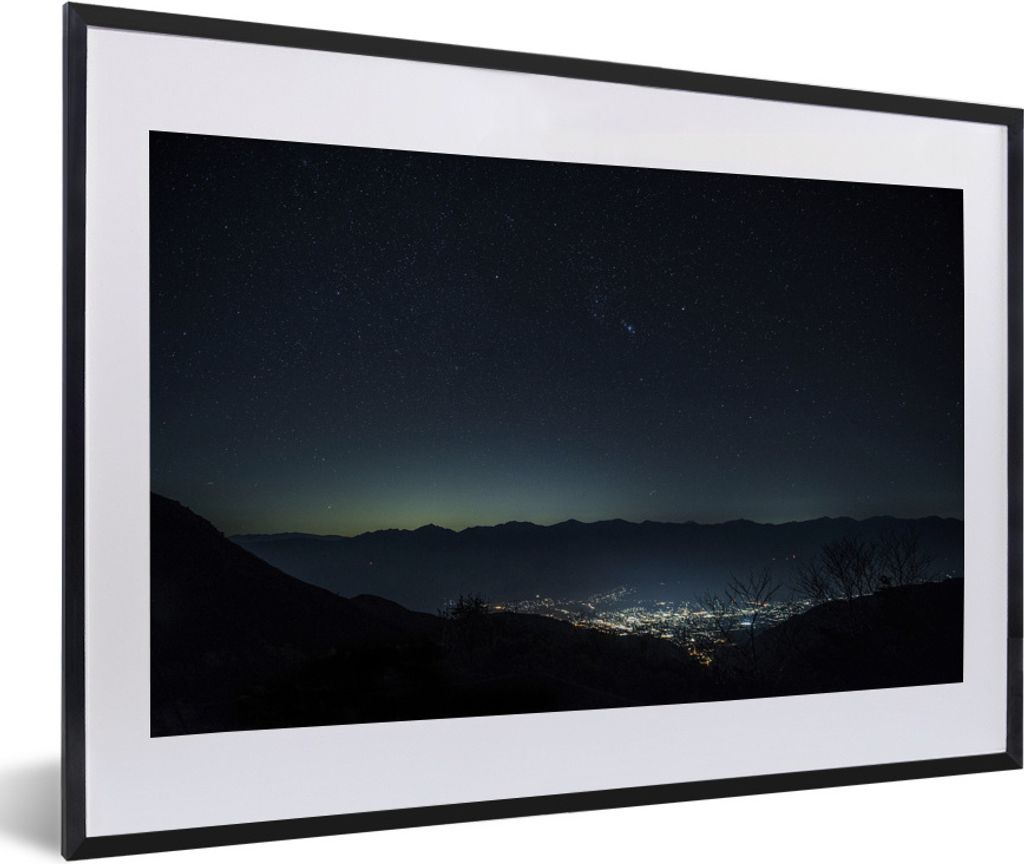 MuchoWow Gerahmtes Poster Himmel über den Bergen bei Nacht in Schwarz-Weiß 60x40 cm - Poster mit Schwarzem Bilderrahmen Wandposter Rahmen Foto ...