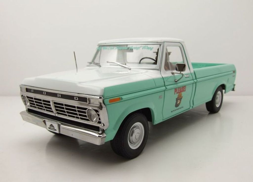 Greenlight Collectibles 13636 Ford F-100 Pick Up Forest Service 1975 türkis weiß mit Smokey Bear Figur 1:18