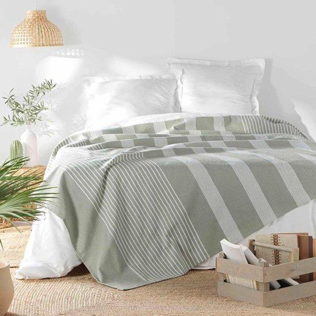 Famanu Sprei 240x260 cm Salbeigrün, Gewebter Baumwoll-Polyestermix
