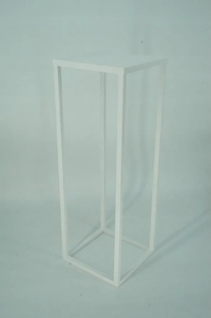 Optimisez votre espace avec ce porte-fleurs blanc stable et esthétique