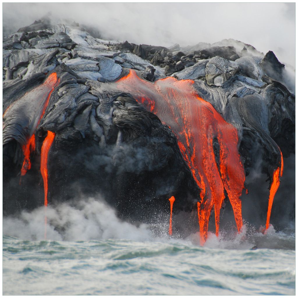 Wallario Wandbild aus Acryl, 50 x 50 cm, freischwebende Optik - Lavastrom ins Meer