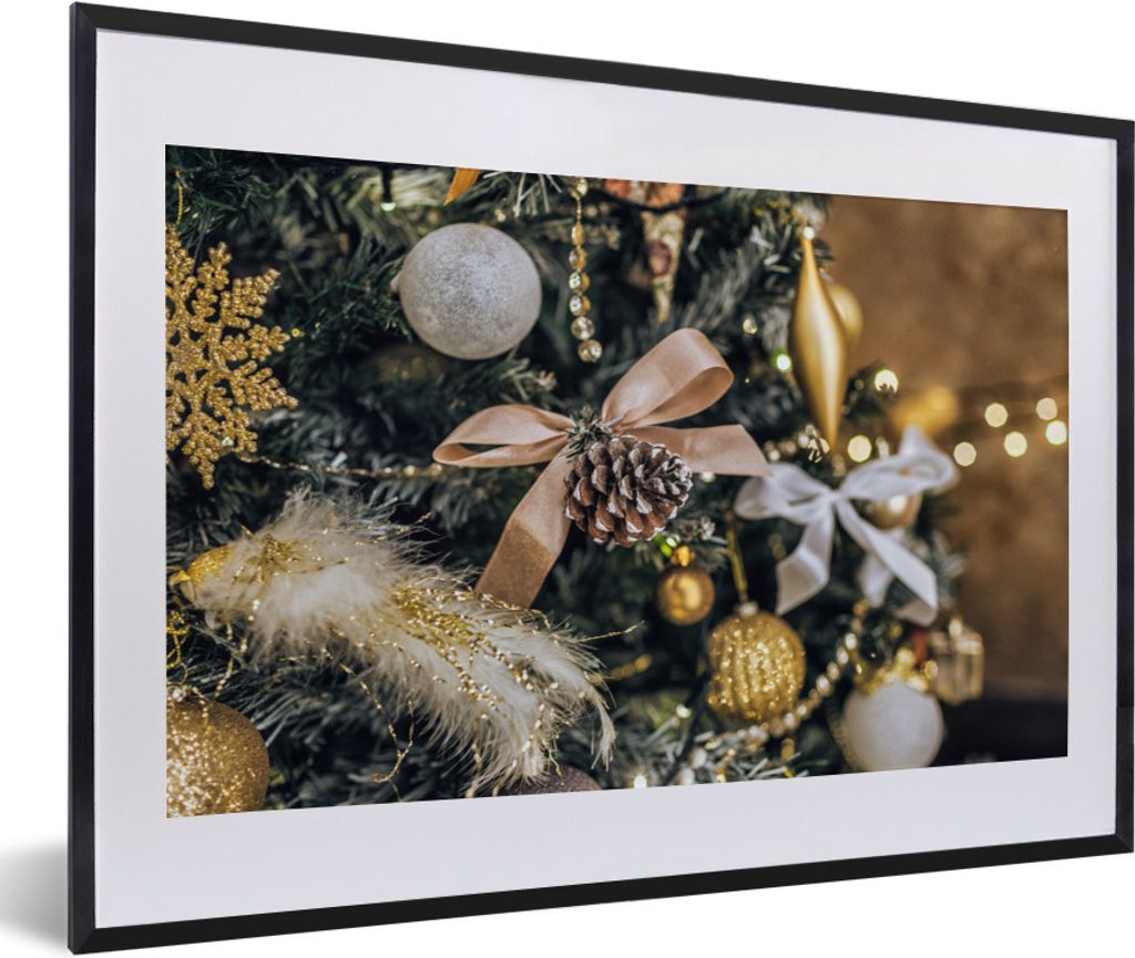 MuchoWow Gerahmtes Poster Eine Nahaufnahme von Weihnachtsbaumschmuck 60x40 cm - Poster mit Schwarzem Bilderrahmen Wandposter Rahmen Foto Bilder -...