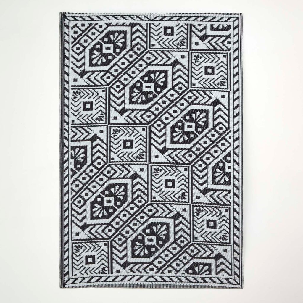 HOMESCAPES Outdoor Teppich wetterfest schwarz-weiß 122x182 cm, Balkonteppich mit geometrischem Muster, Gartenteppich wendbar