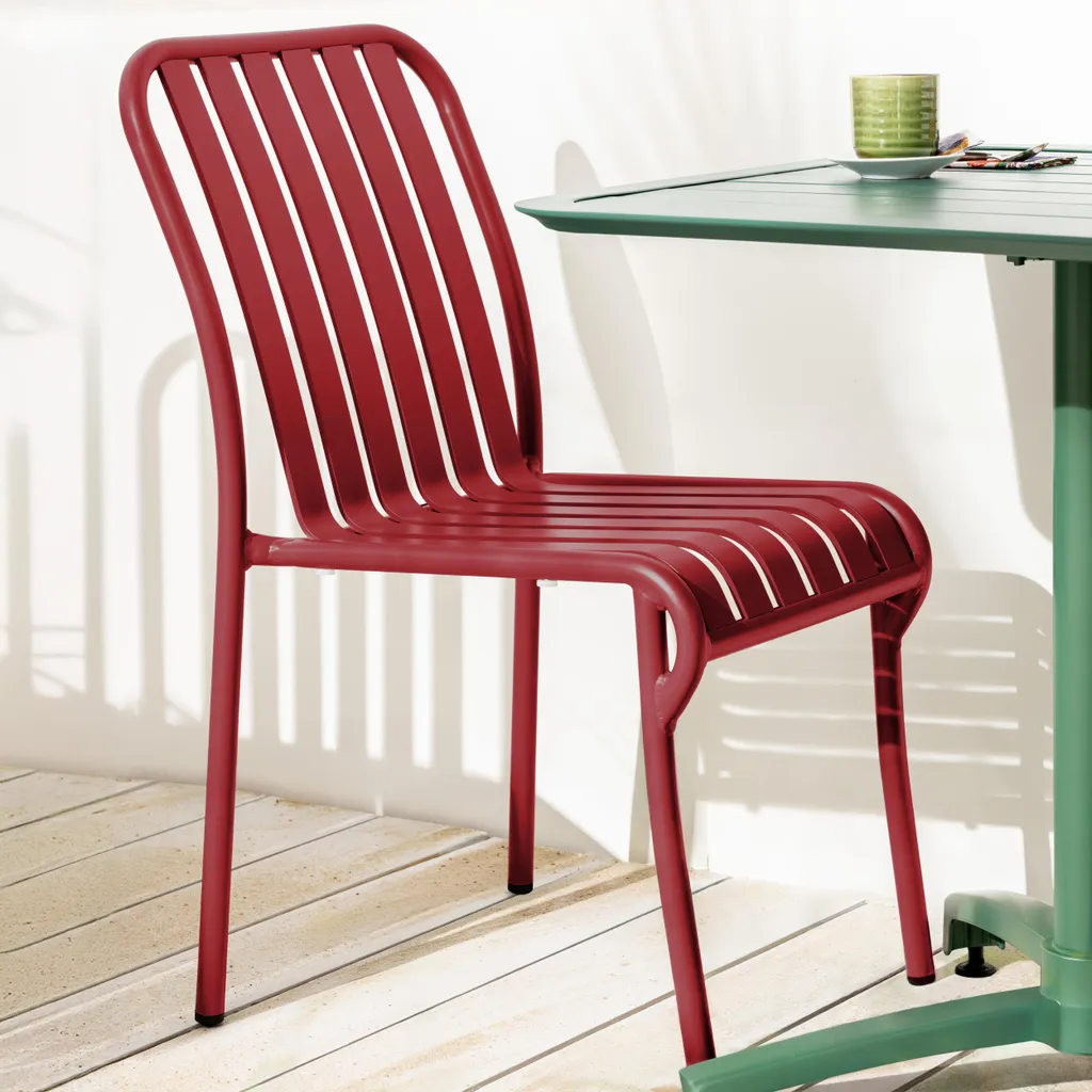 Chaise de terrasse rouge Oviala Faro idéale pour balcon ou salon d'été