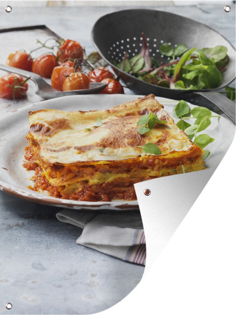 MuchoWow 60x80 cm Outdoor-Poster Gartendeko Sichtschutz Garten Poster für den Garten Ein Teller Lasagne
